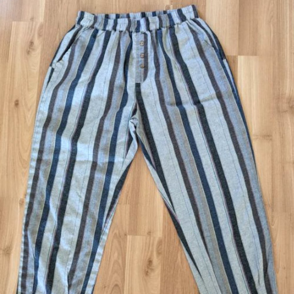 Striped cotton crop pants with funky back pockets, size Medium - Picture 2 of 4